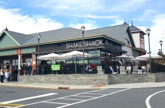 Woodbury Shake Shack outdoor seating